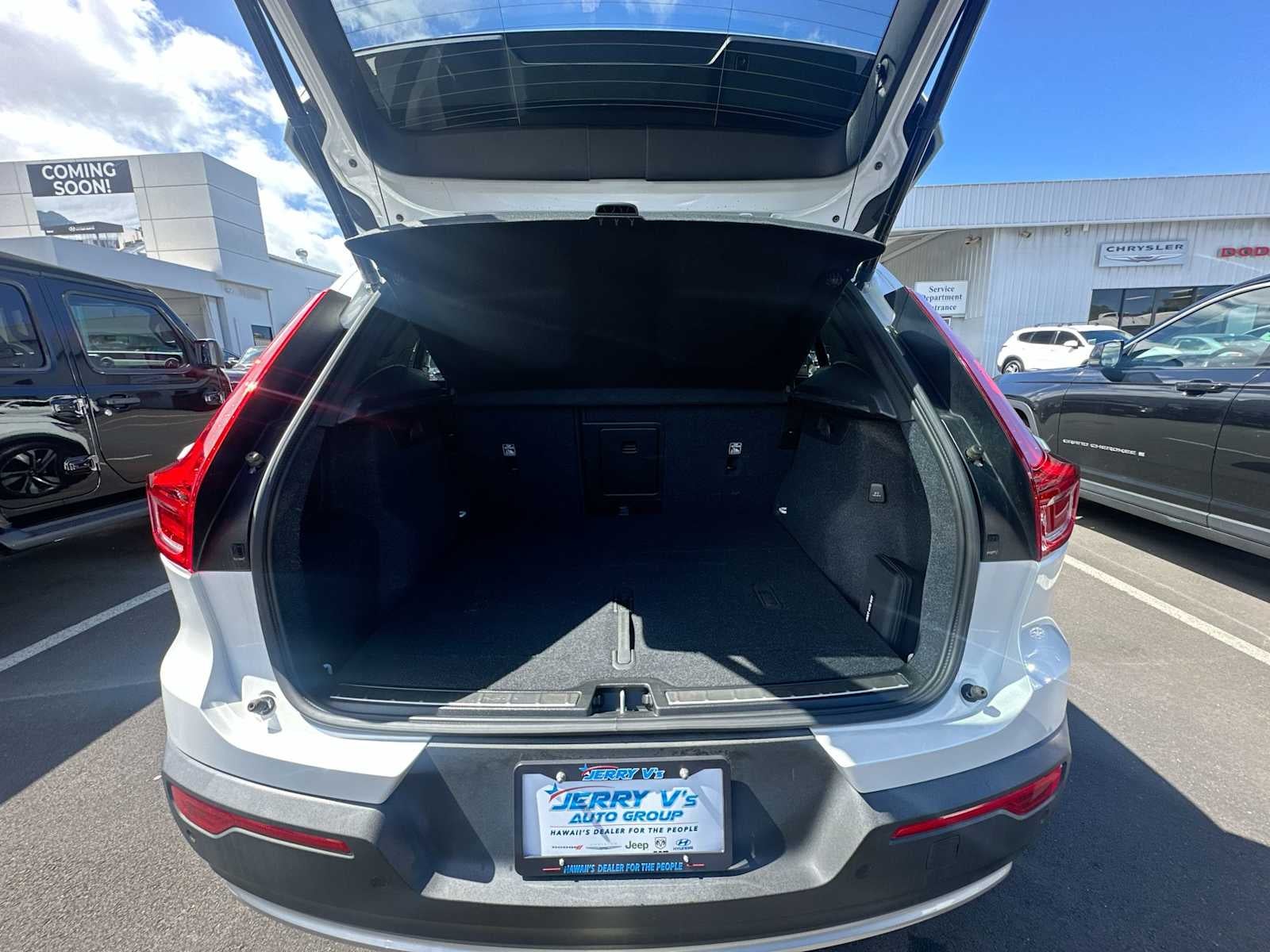 2023 Volvo XC40 Plus Bright Theme