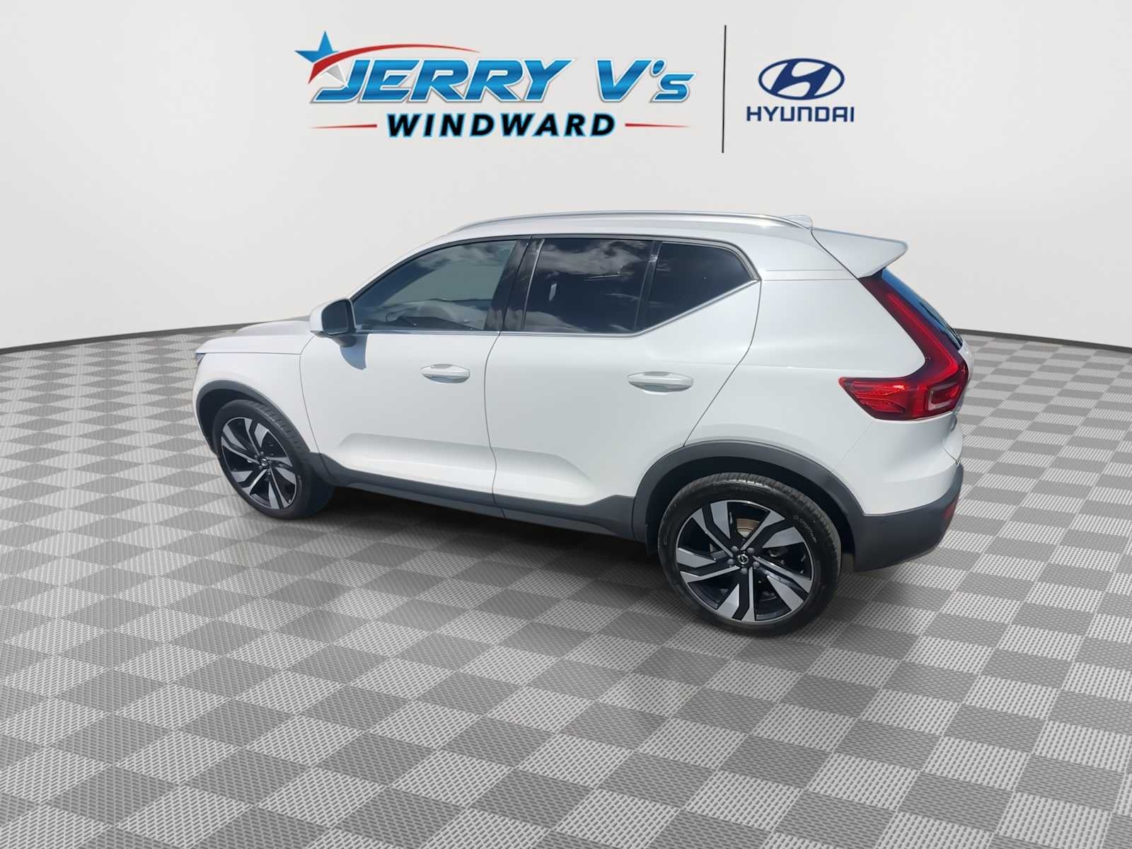 2023 Volvo XC40 Plus Bright Theme