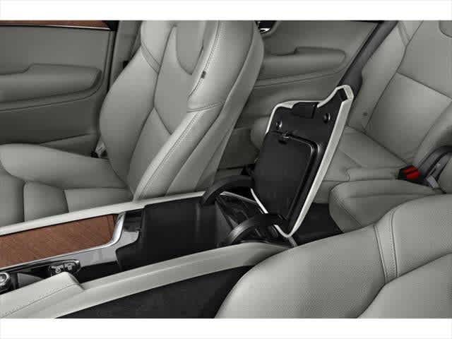 2022 Volvo XC90 T6 Momentum 7 Passenger