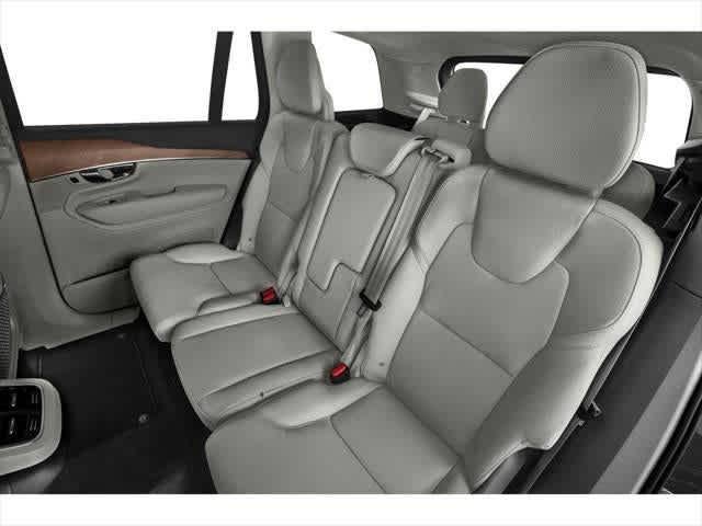 2022 Volvo XC90 T6 Momentum 7 Passenger