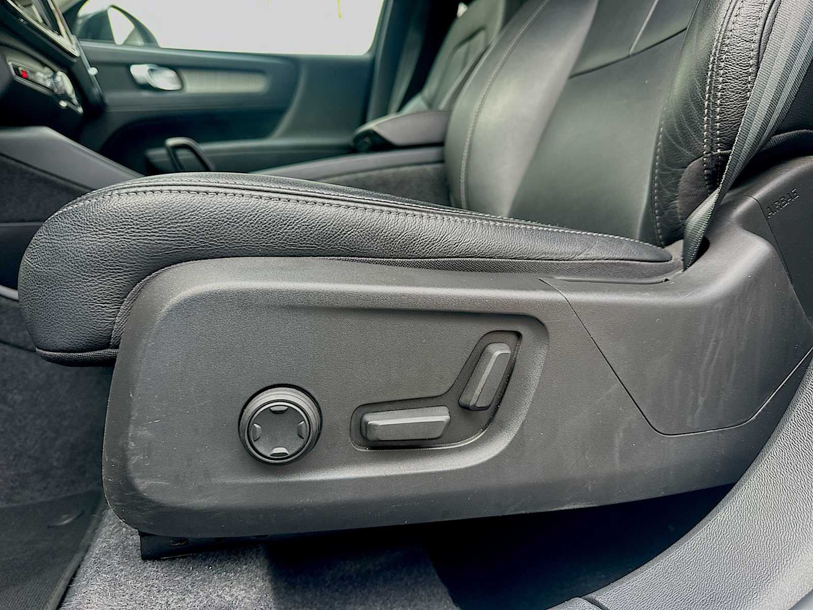 2024 Volvo XC40 B5 Core Dark Theme