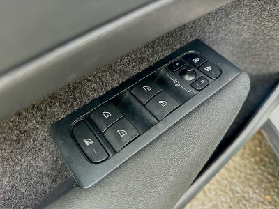 2024 Volvo XC40 B5 Core Dark Theme