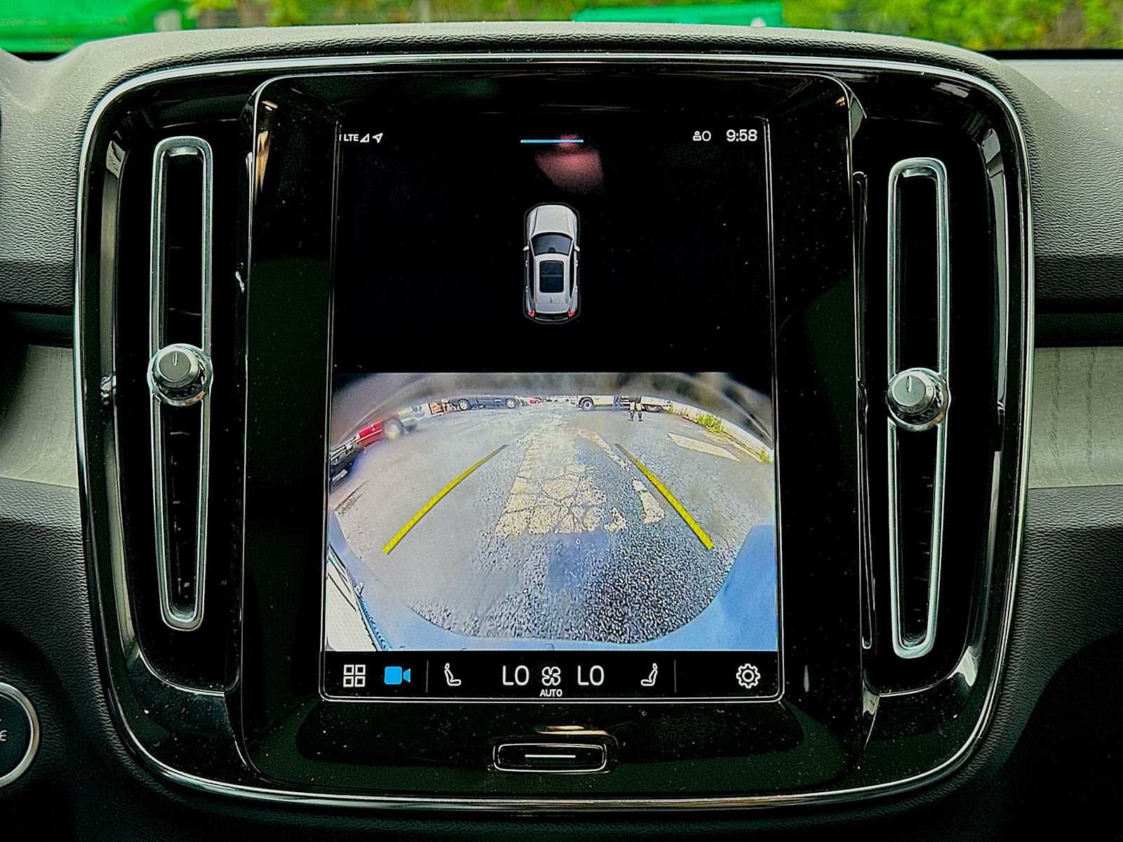 2024 Volvo XC40 B5 Core Dark Theme