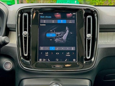 2024 Volvo XC40 B5 Core Dark Theme