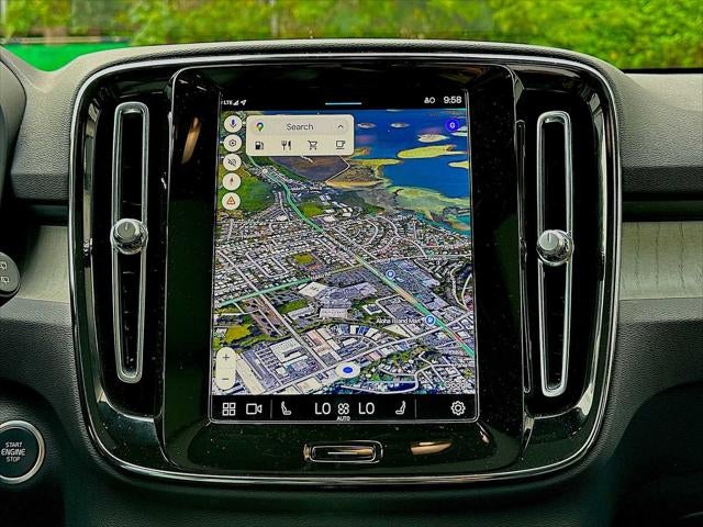 2024 Volvo XC40 B5 Core Dark Theme