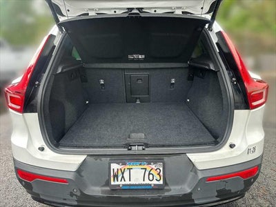 2024 Volvo XC40 B5 Core Dark Theme