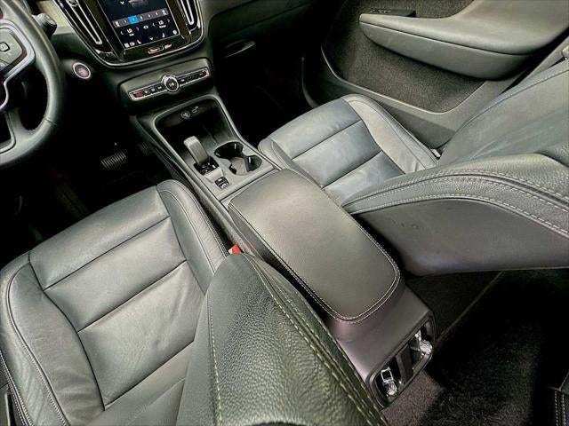 2024 Volvo XC40 B5 Core Dark Theme