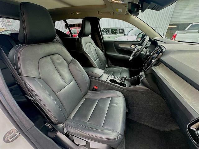 2024 Volvo XC40 B5 Core Dark Theme