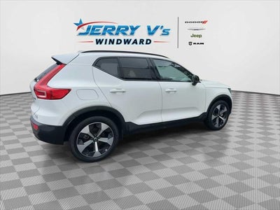 2024 Volvo XC40 B5 Core Dark Theme