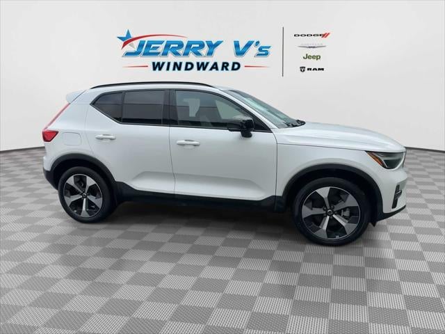 2024 Volvo XC40 B5 Core Dark Theme